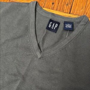 GAP Men's Gray V-Neck Sweater